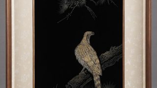 漆額 松に鷹沈金は、輪島ならではの加飾の技・沈金で仕上げられた 